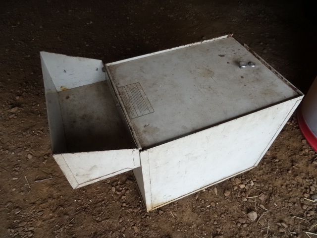 lot 3 image: Weather guard in vehicle truck box....