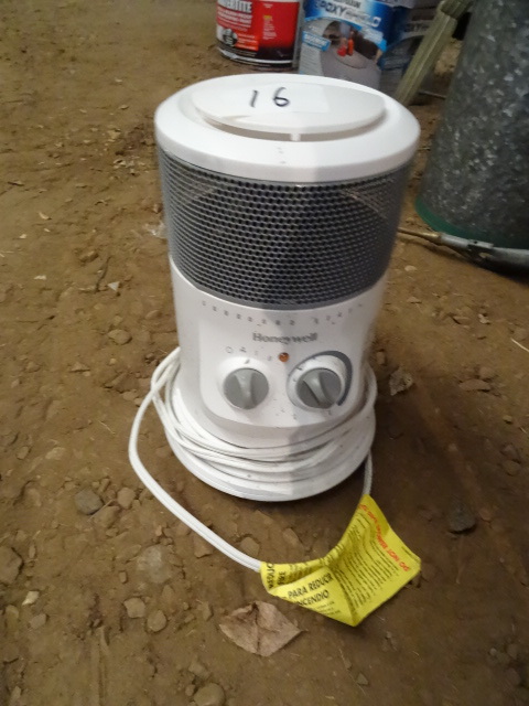 lot 16 image: Honeywell surround heat heater. Sto...