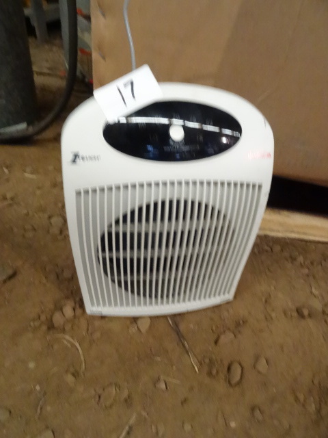 lot 17 image: Sunbeam heater model SFH442. Store ...