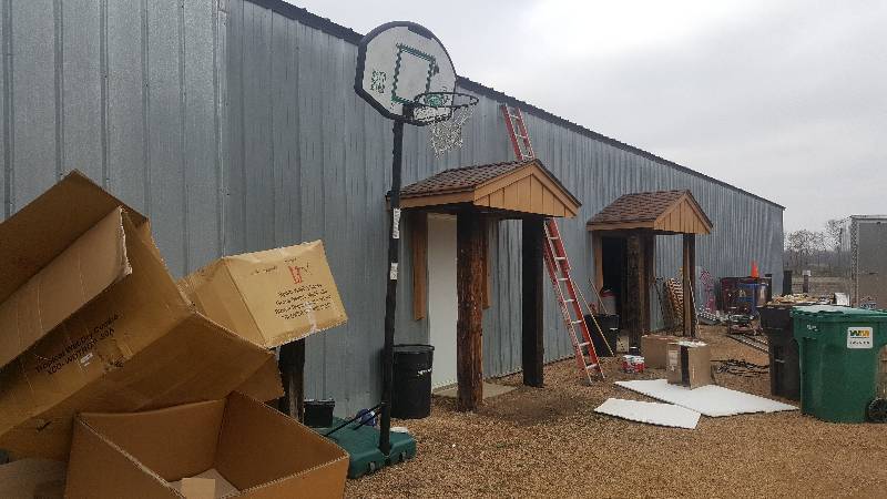 lot 53 image: Huffy Sports basketball hoop.  Adjustable height.