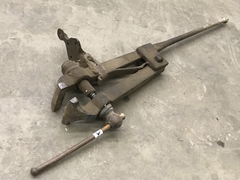 lot 33 image: Antique Vise With 4 Jaw, 48 Lengt...