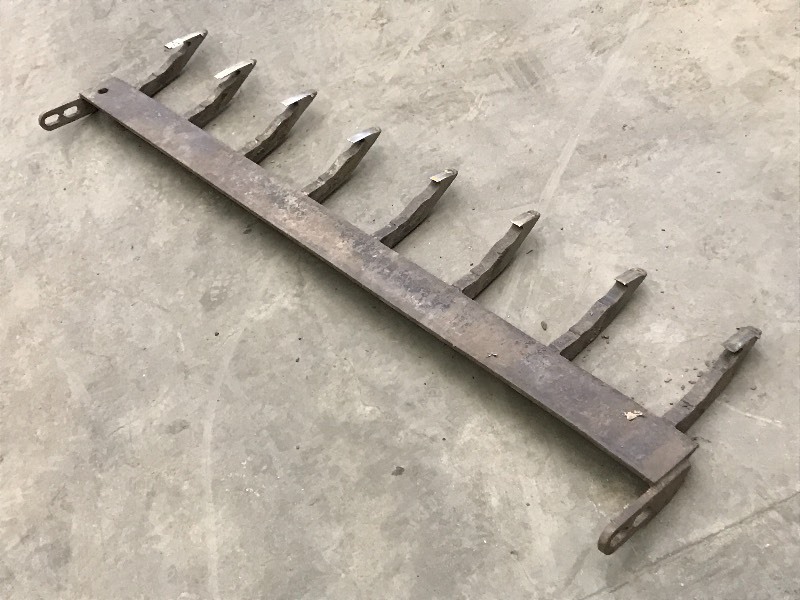 lot 34 image: Bolt-On Bucket Tooth Set ...