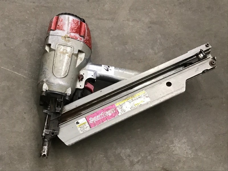 lot 46 image: Hitachi 3.25 Clip-Head Pneumatic N...