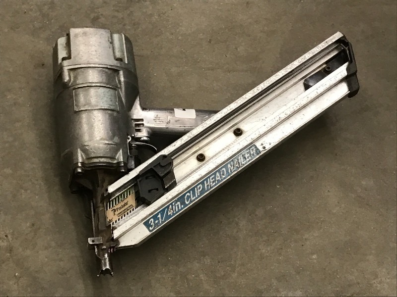lot 47 image: Hitachi 3.25 Clip-Head Pneumatic N...