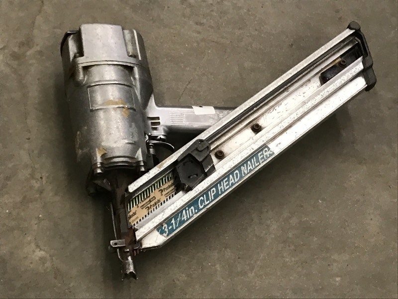 lot 48 image: Hitachi 3.25 Clip-Head Pneumatic N...
