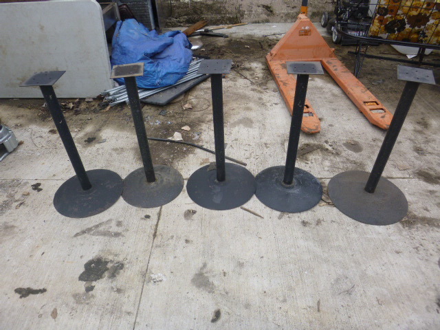 lot 25 image: 5 Metal Stands