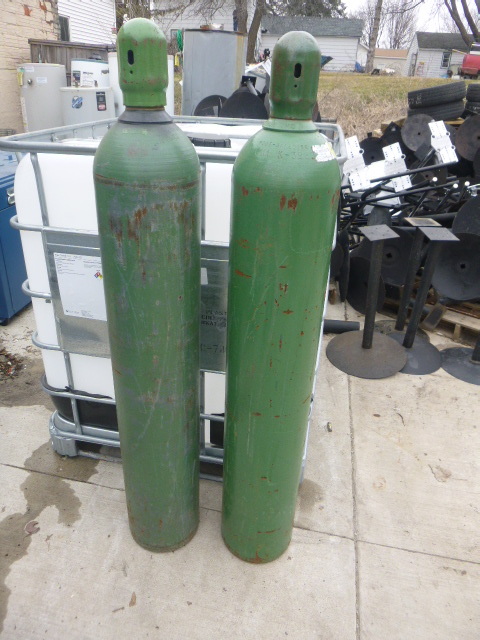 lot 27 image: 2 Oxygen Tanks