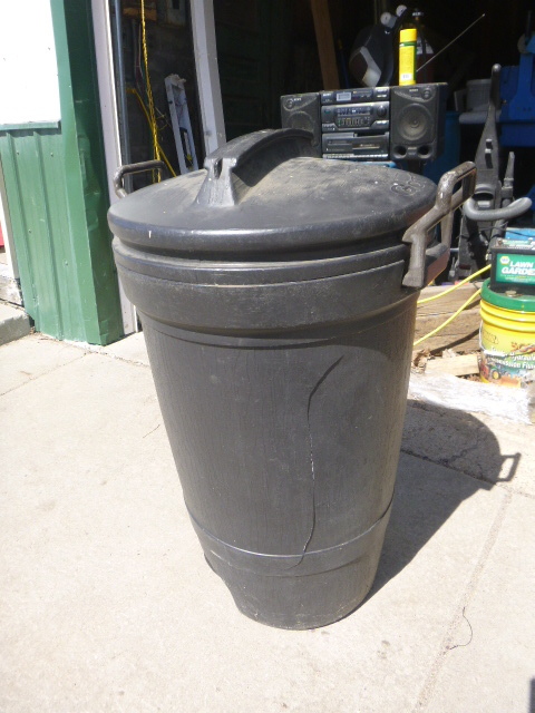 lot 41 image: Gott Garbage Can