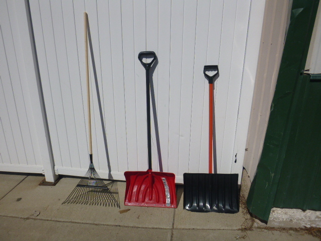 lot 46 image: Shovels and Rake