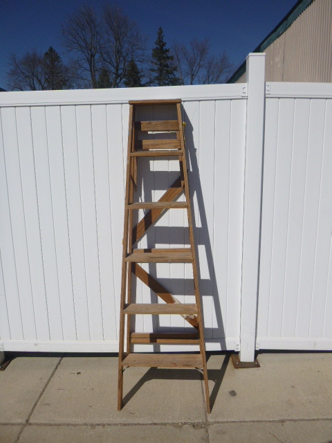 lot 49 image: Wood Step Ladder