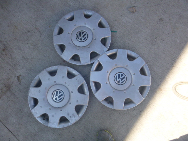 lot 59 image: 3 VW Hub Caps