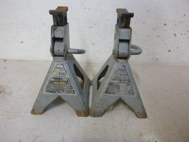 lot 88 image: 2 Jack Stands