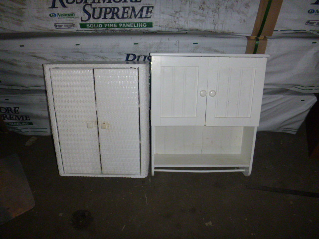 lot 135 image: 2 Small Wall Cabinets