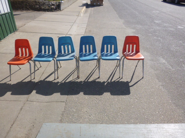 lot 152 image: 6 Stackable Chairs