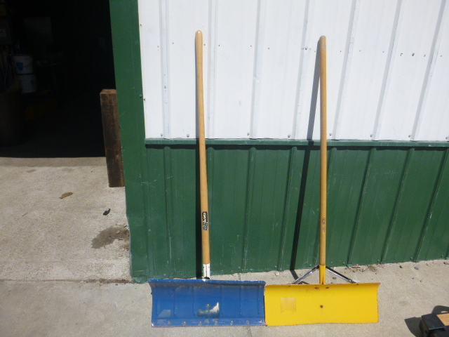 lot 164 image: 2 Snow Shovels