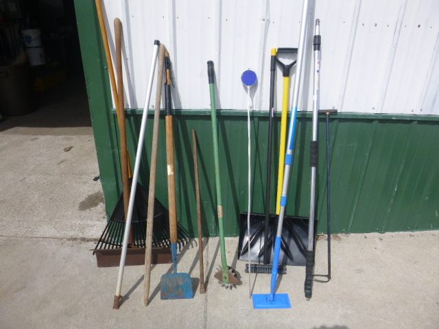 lot 170 image: Miscellaneous OutdoorLawn Tools