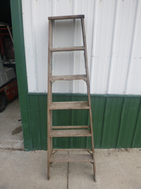 lot 175 image: Wood Step Ladder