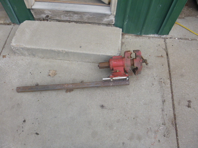 lot 176 image: Swivel Bench Vice