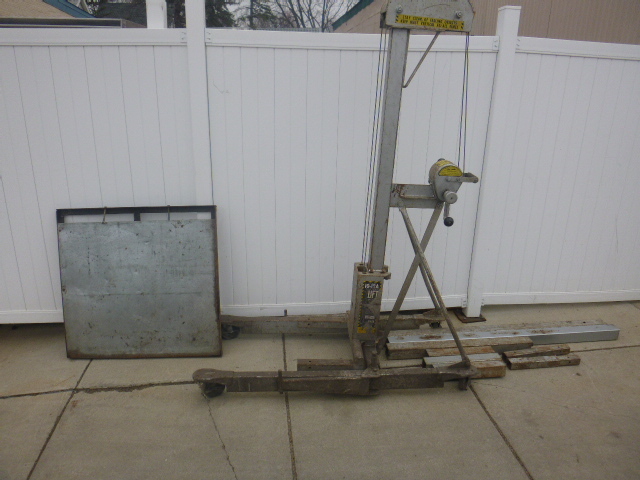 lot 177 image: Vermette 10-12A Manual Lift