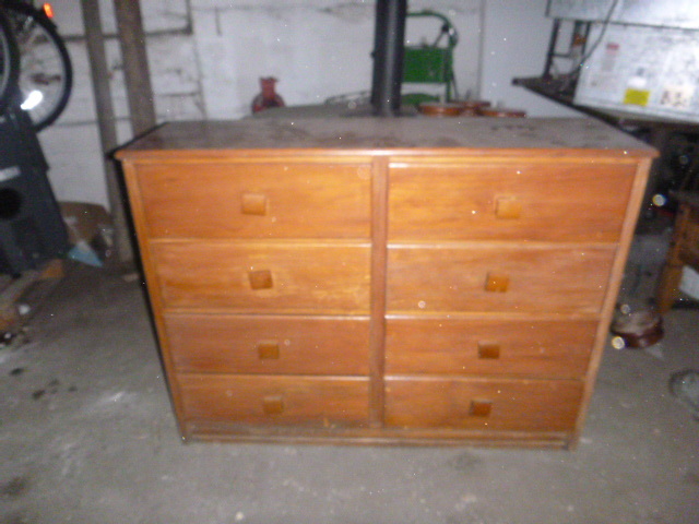 lot 179 image: 8 Drawer Dresser