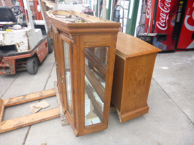 lot 5 image: 2 Piece Hutch