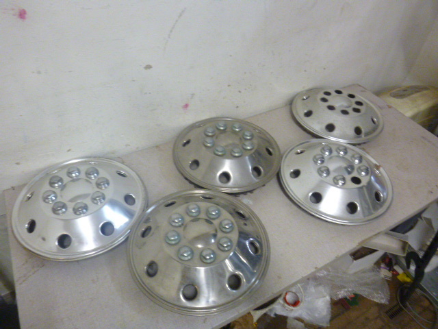 lot 207 image: 5 Wheel Covers