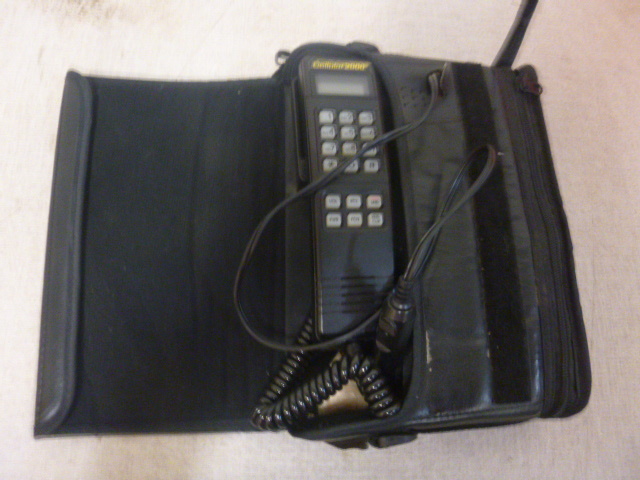 lot 212 image: Cellular 2000 Car Phone