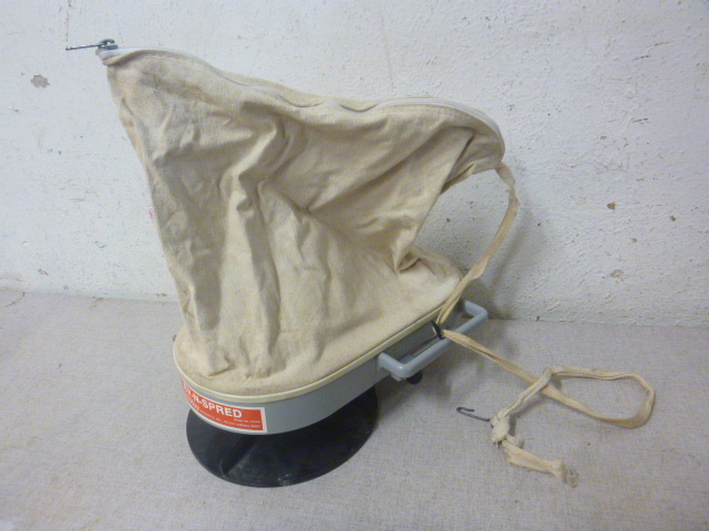 lot 231 image: Earthway EV-N-Spred Spreader