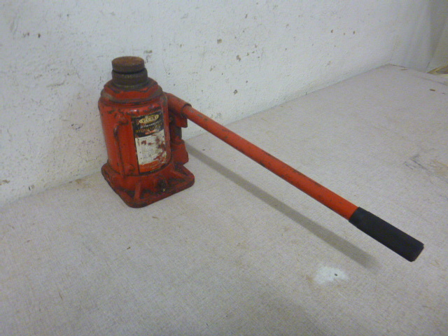 lot 244 image: Wel-Bilt Bottle Jack