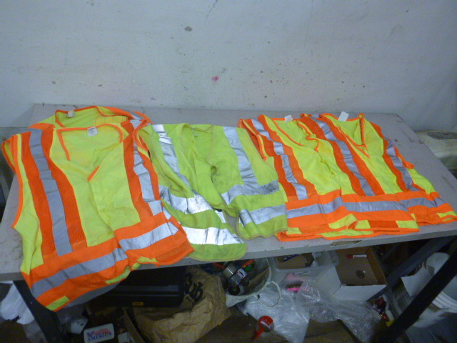 lot 253 image: 5 Safety Vests