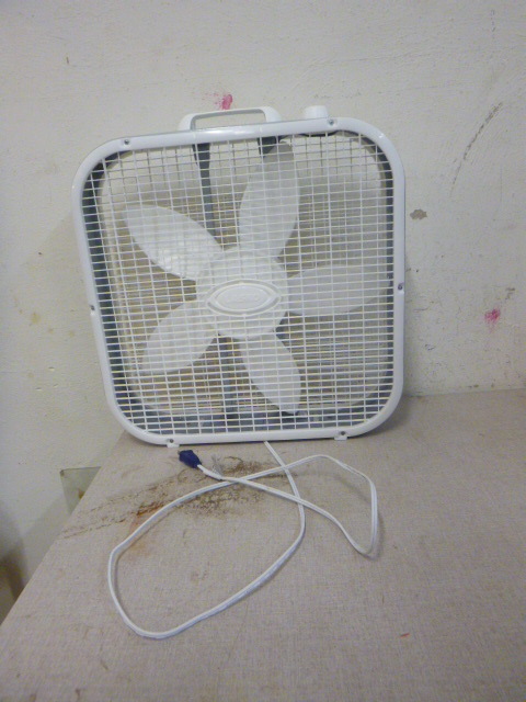 lot 266 image: Lasko 20 Box Fan