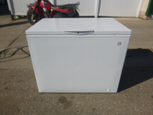 lot 3 image: Kenmore Freezer