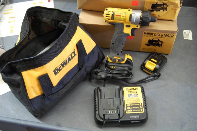lot 5 image: DEWALT 12V MAX Cordless Lithium-Ion 14 in. Hex Chuck Screwdriver Kit (Certified Refurbished)