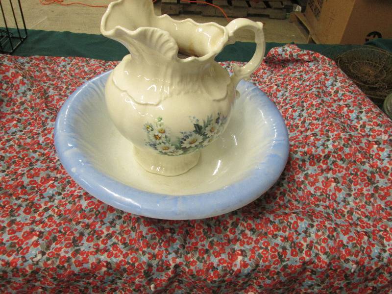Beautiful Pitcher & Basin ( pitcher...