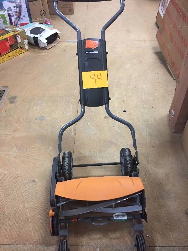 lot 94 image: Fiskars StaySharp Max 18 in. Push Walk Behind, Non-Powered, Non-Electrical Reel Lawn Mower (6201) in working conditions