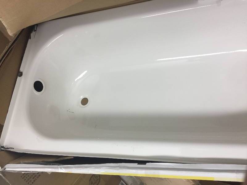 lot 102 image: Bootz Industries Kona 4-12 ft. Right Hand Drain Soaking Tub in White small damage