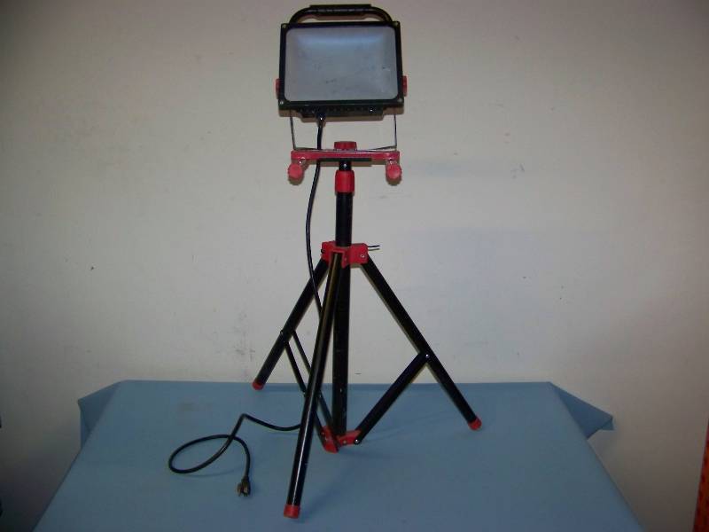 lot 102 image: Husky, 5, 1720 Lumen, LED Work Light with Tripod Stand