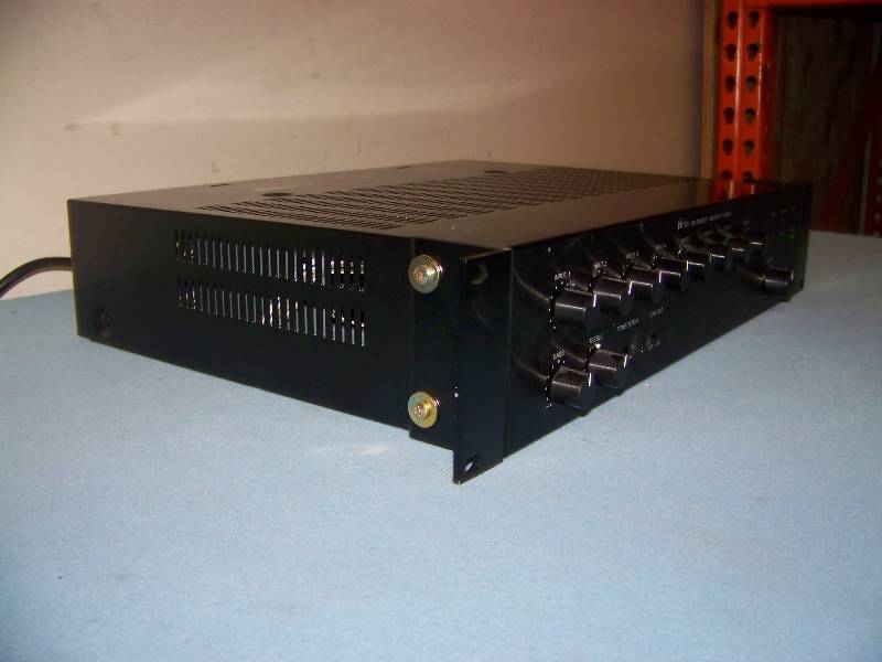lot 69 image: TOA, 900 Series II, 8 Channel Mixer  Power Amplifier  Amp with (4) Rear Modules