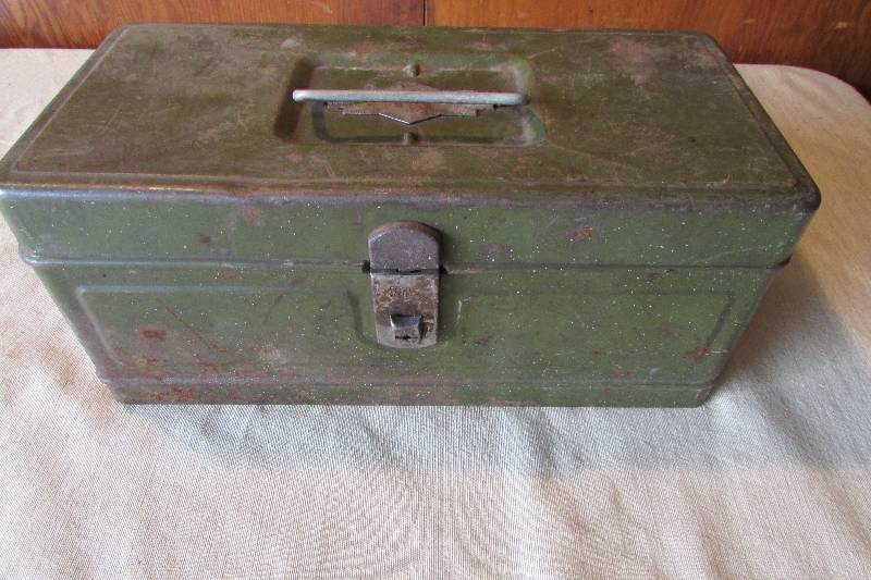 lot 6 image: Vintage Tackle Box
