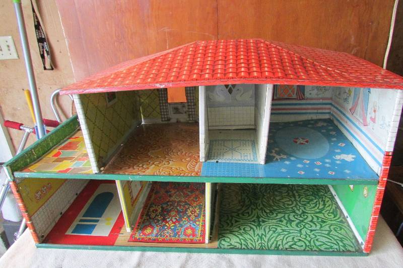 lot 9 image: Large Vintage Tin House