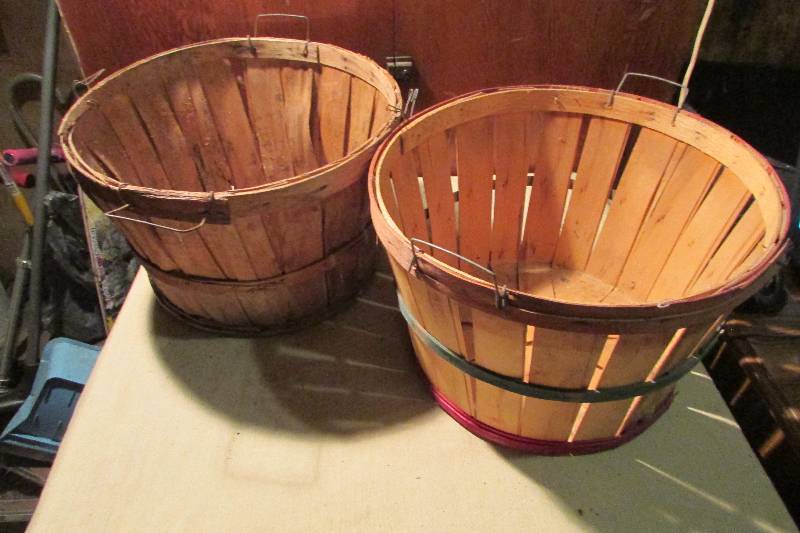 lot 15 image: Vintage Bushel Baskets