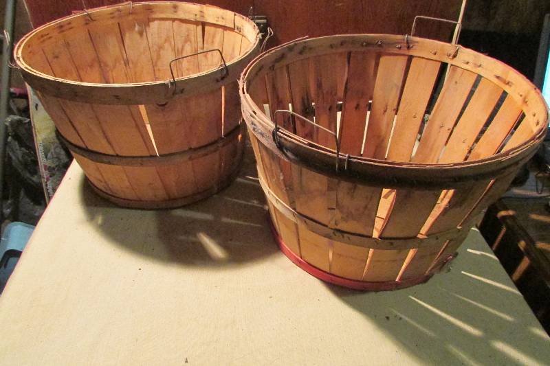 lot 16 image: Vintage Bushel Baskets