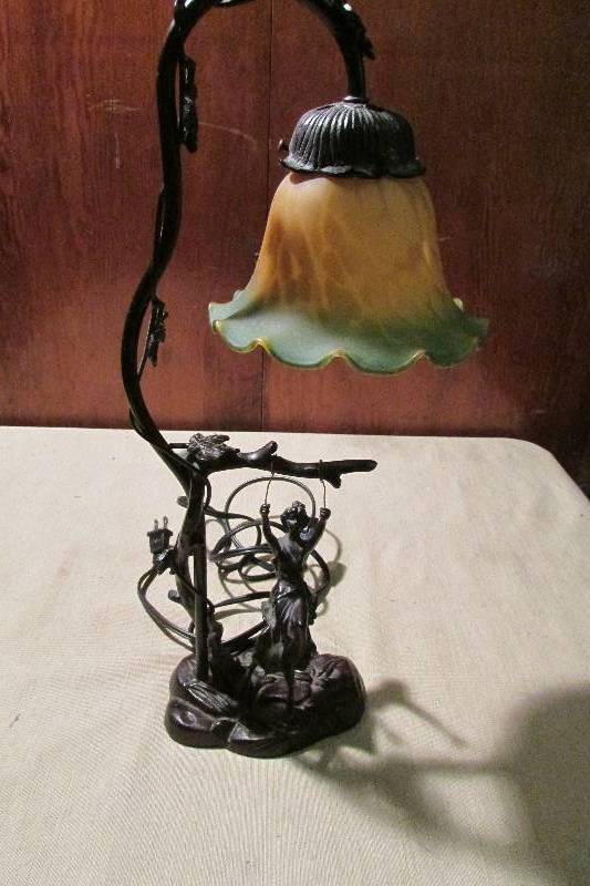 lot 17 image: Lamp