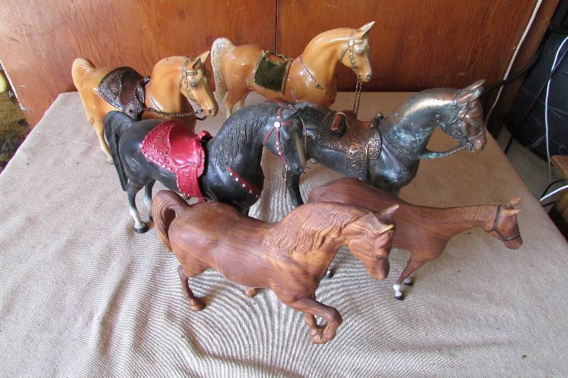 lot 36 image: Vintage Horse Figurines