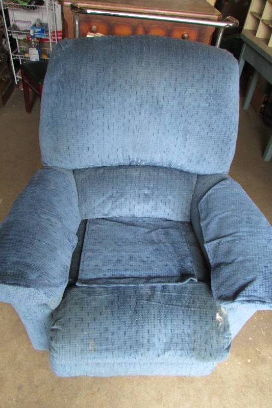 lot 52 image: Lazy Boy Lift ChairRecliner