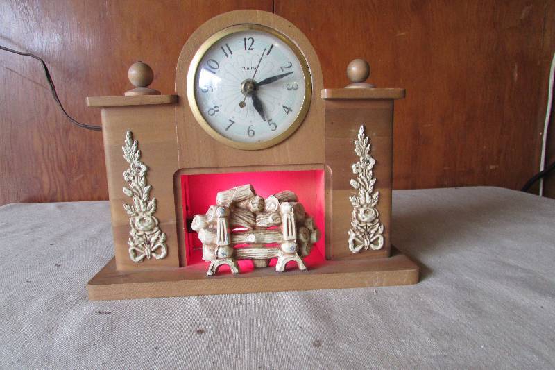 lot 53 image: Vintage United Fireplace Clock