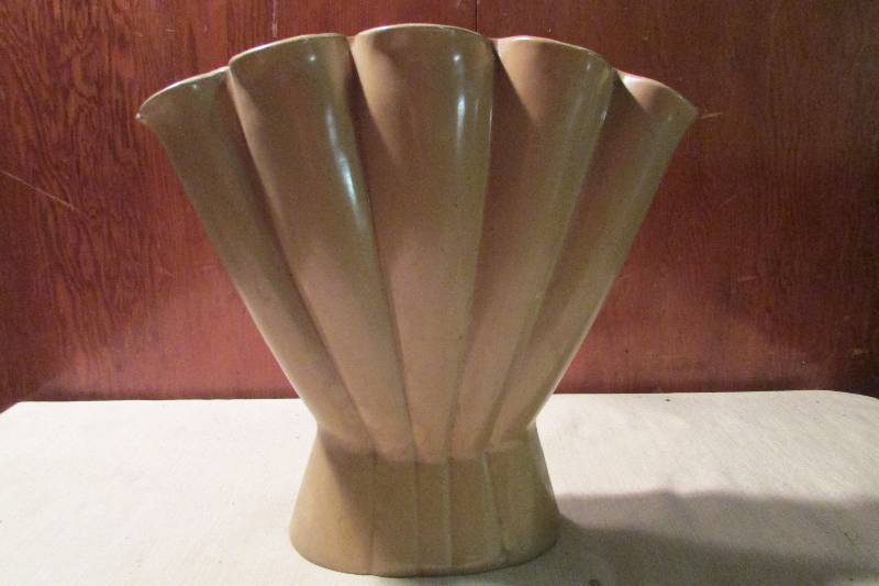 lot 69 image: Red Wing Vase