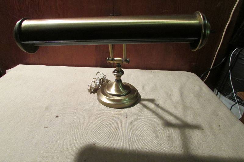 lot 70 image: Vintage Brass Desk Lamp