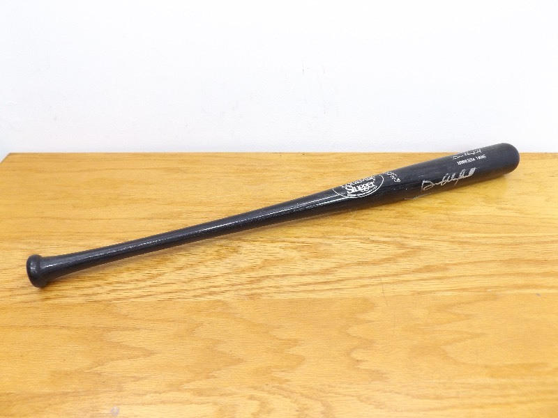 lot 8 image: Hand Signed Autograph Dave Winfield Louisville Slugger