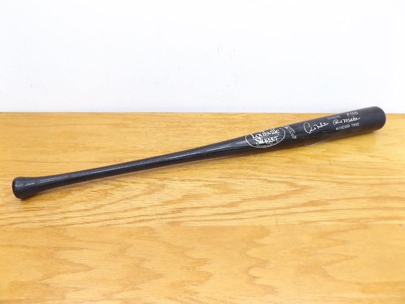 lot 9 image: Hand Signed Autograph Paul Molitor Louisville Slugger P130